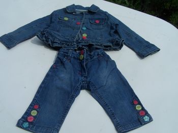 1 veste en jean et son pantacourt fille 2 ans 
