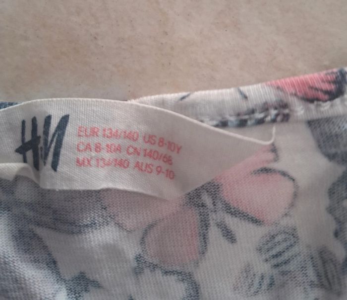 Robe sans manches motif papillons 8/10 ans 👧 H&M en TBE - photo numéro 2