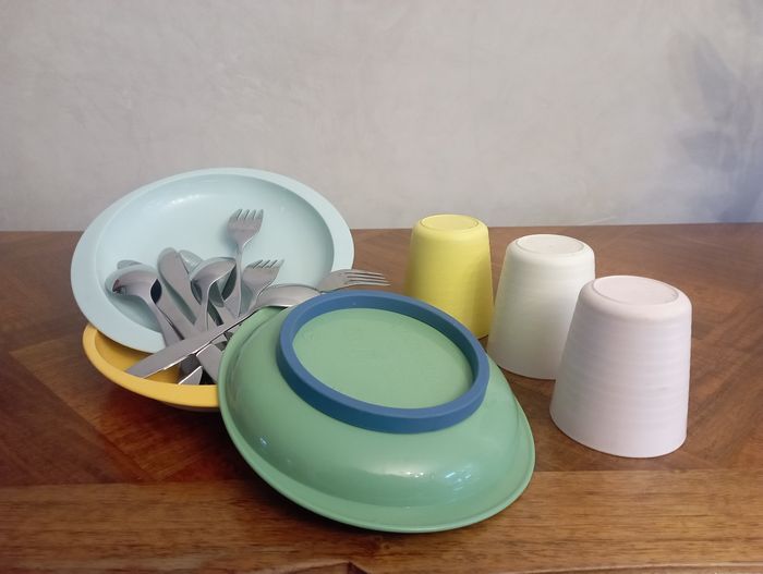 Ensemble de couverts et assiettes et verres