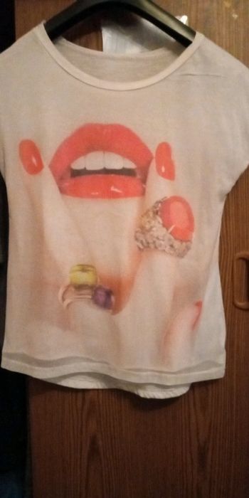 Tee-shirt blanc avec une bouche de dessiné