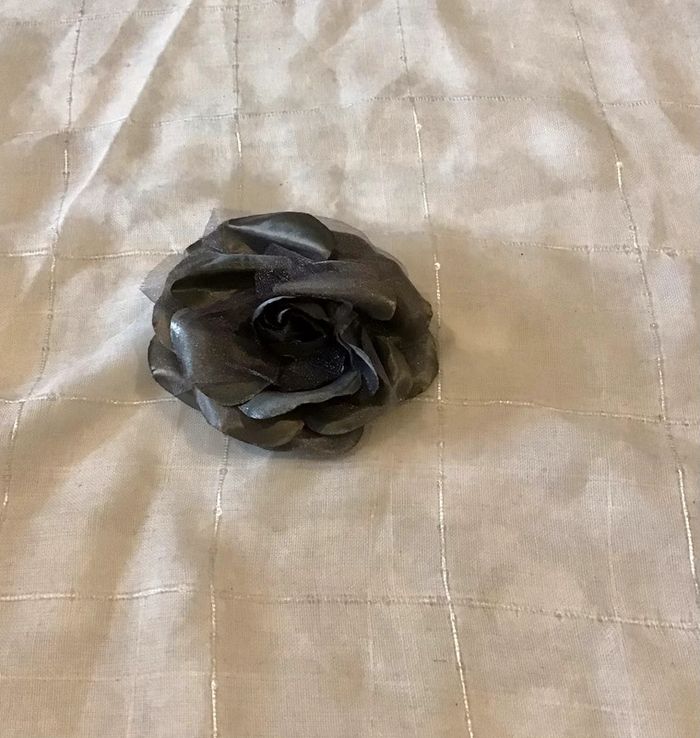 Broche fleur grise 2 en 1 à porter en broche ou en accessoiries cheveux