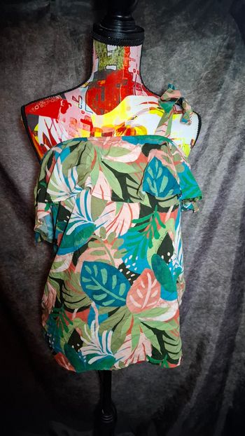 Top asymétrique volants imprimé tropical