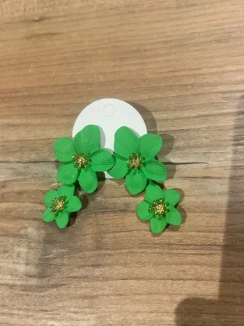 Boucles d’oreilles fleurs vertes neuve