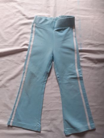 Pantalon bleu glacier avec bandes blanches sur les côtés