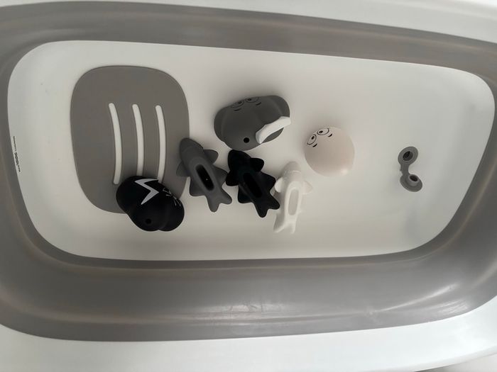 Baignoire Twistshake + support + hamac neuf + jeux + tuyau de vidange + bouchon supplémentaire - photo numéro 8