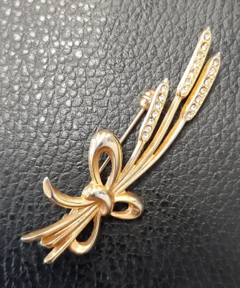 Très jolie broche en métal dorée et strass 3 épis