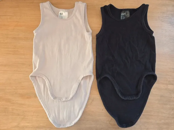 2 bodies sans manches H&M 9-12 mois unisexe