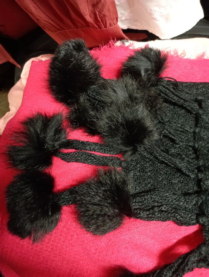 Écharpe noire à pompons - photo numéro 3