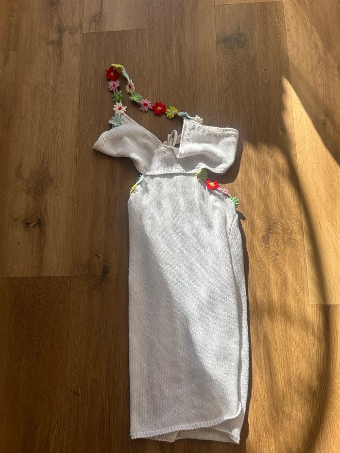 Robe blanche à détails fleuris - photo numéro 2