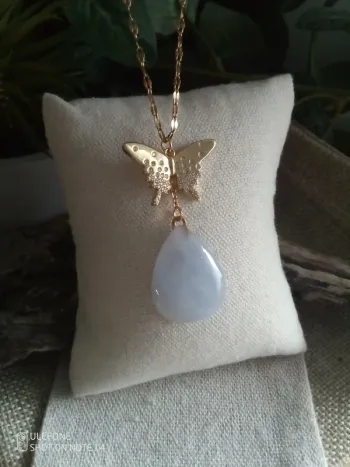 Collier pendentifs papillon et pierre naturelle de calcite + carte