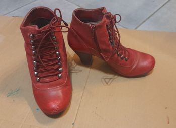 Paire de bottines à talons hauts