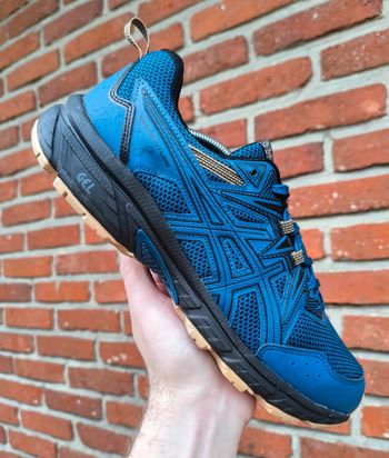 Baskets Asics gel venture 8 portées une fois neuves avec boîte pointure 44