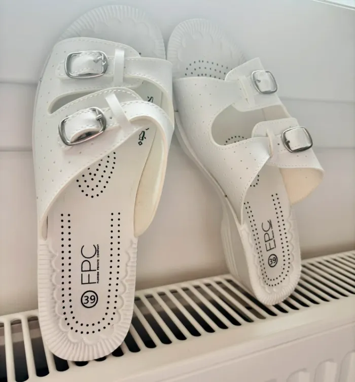 Claquettes neuves blanche taille 39