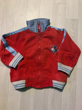 Sweet, zippé, rouge et bleu Mickey, 2 ans. Très bon état juste motif un peu effacé