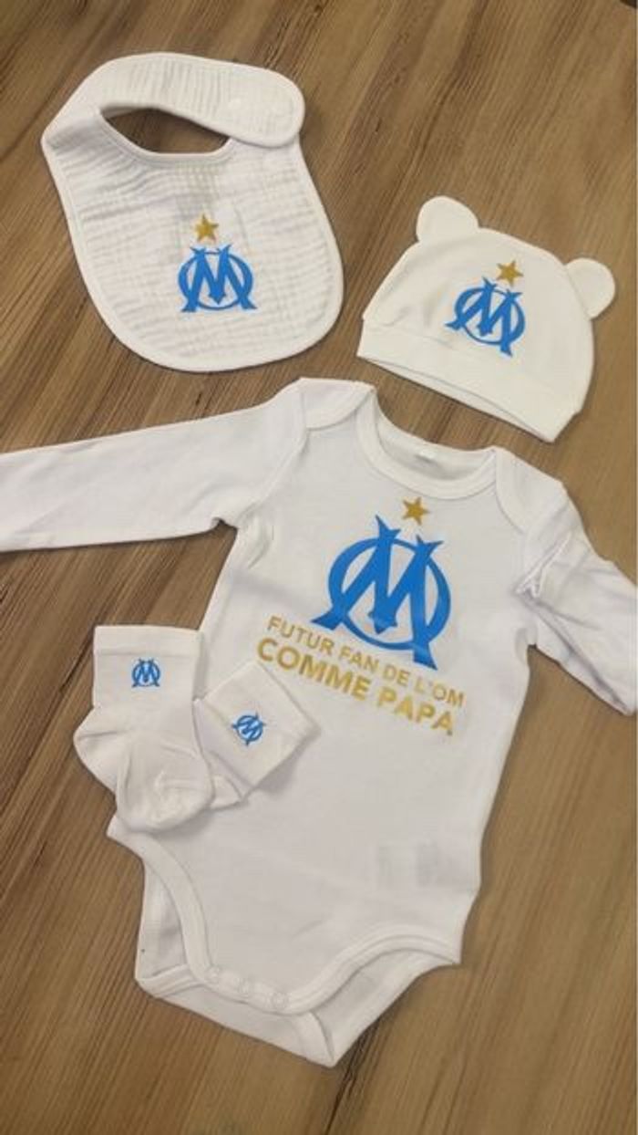 Ensemble Bébé Neuf – Body + Bonnet + Bavoir + Chaussettes – “Futur Fan de l’OM Comme Papa” – Cadeau Naissance