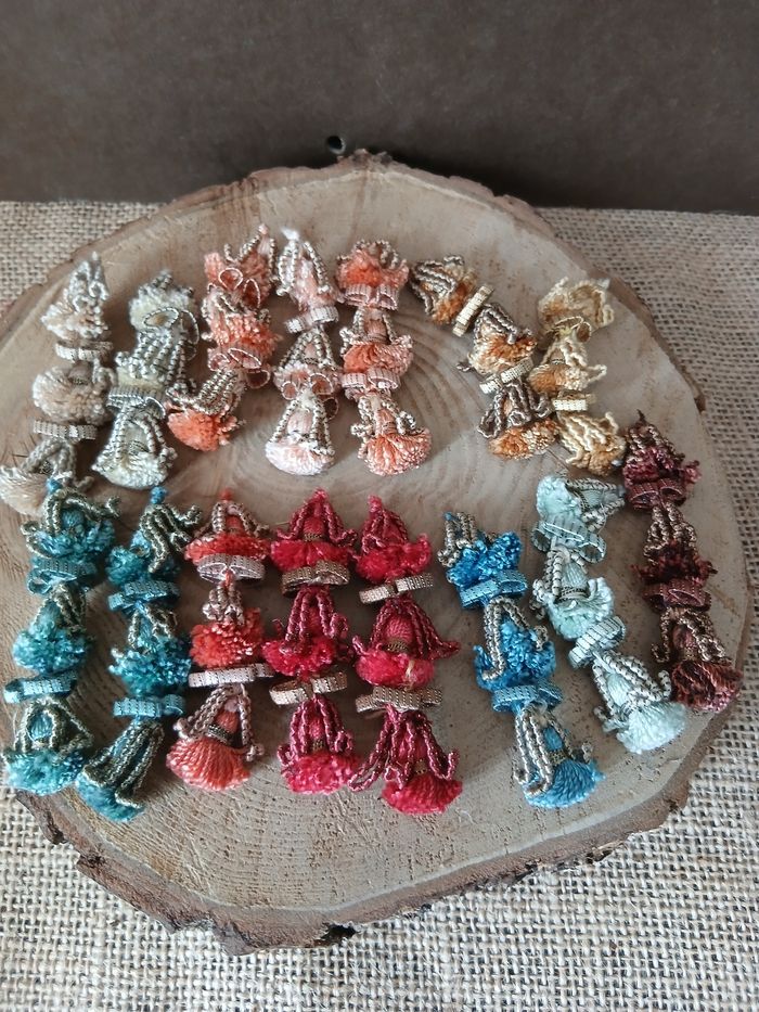 Lot de 15 glands pompons long guipure à coudre ou autre