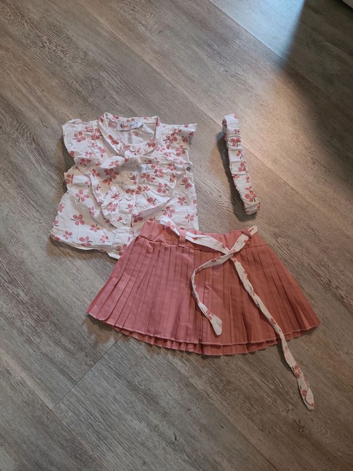 Haut blanc et rose a fleurs et jupe plissée