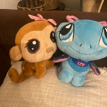 2 peluches pet shop un papillon et un singe