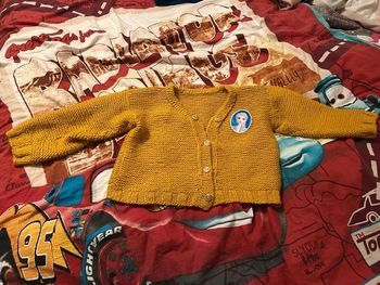 Veste moutarde tricoté main 4 ans