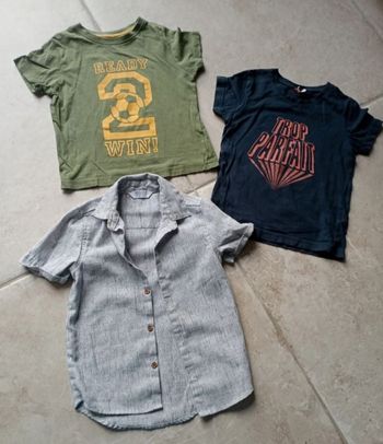 Lot de 2 t-shirts et 1 chemise sans manches