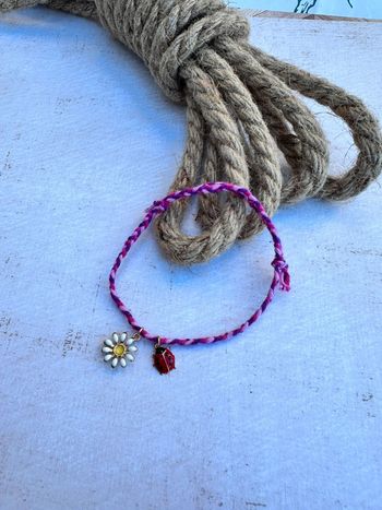 Bracelet coulissant fushia avec breloques