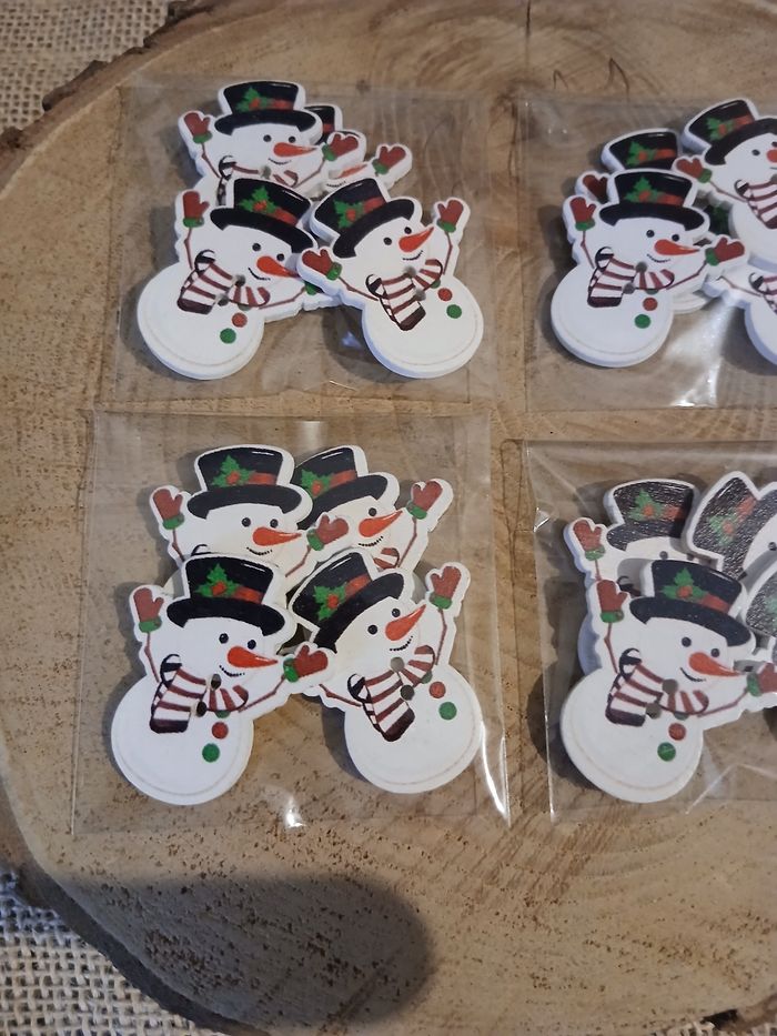Lot de 4 sachets de boutons en bois bonhomme de neige - photo numéro 2