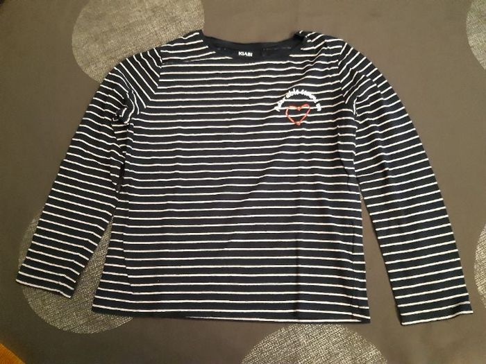 Tee-shirt bleu foncé rayé