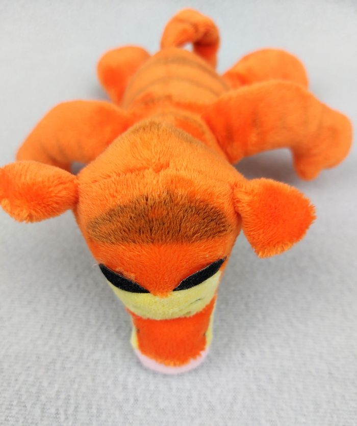 Peluche doudou Tigrou DISNEYLAND PARIS 22 cm billes corps - photo numéro 3