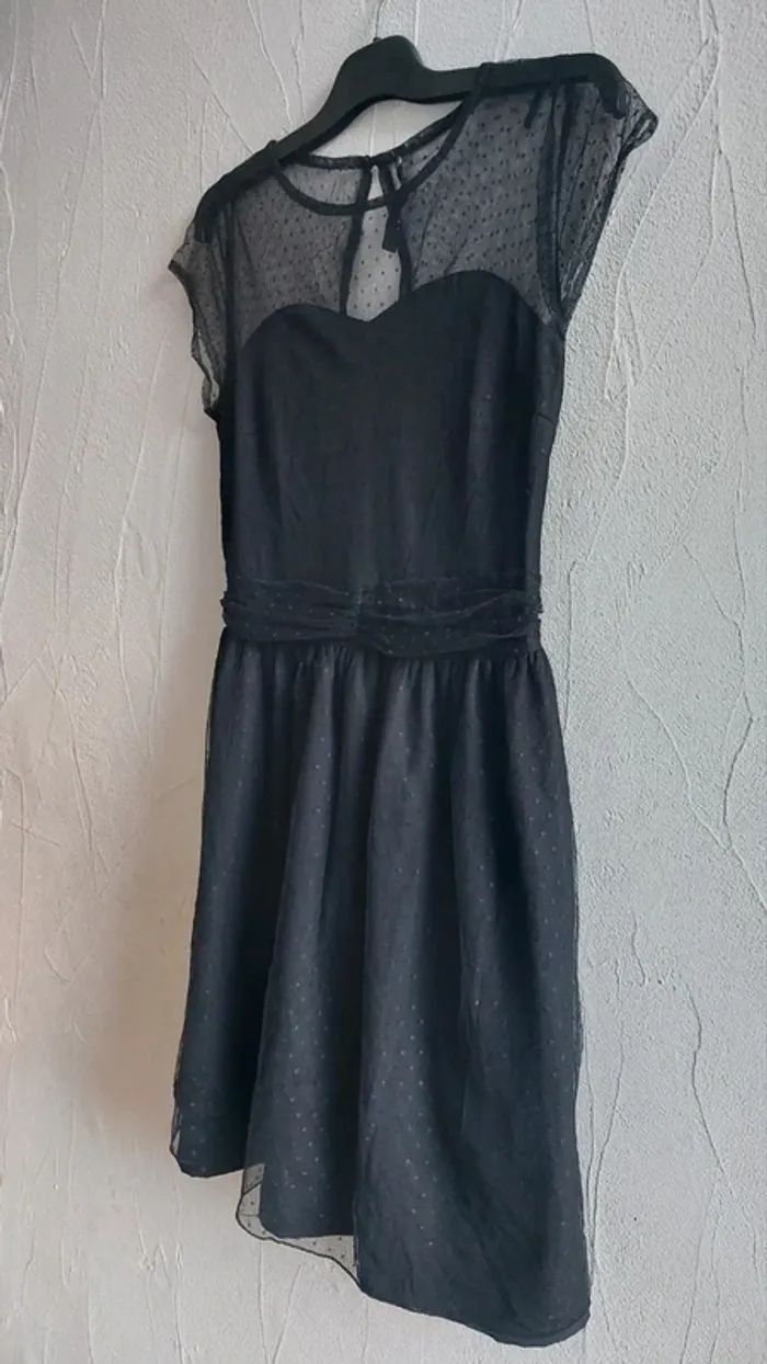 Robe noire élégante avec dentelle Taille M - photo numéro 4