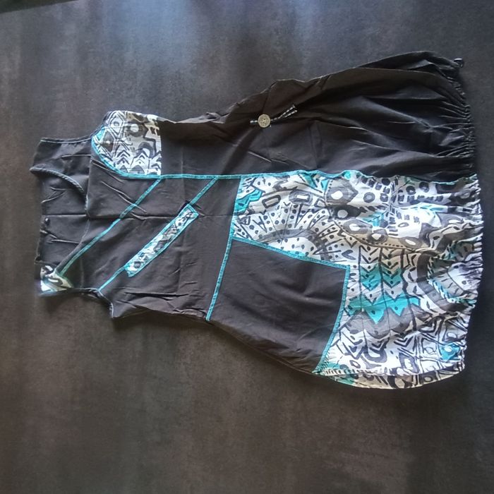 Robe marron et turquoise