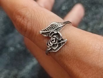 Bague argentée - rose feuille enroulée - Neuve