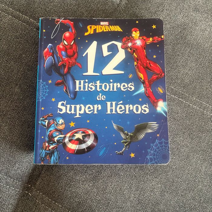12 histoires de super héros