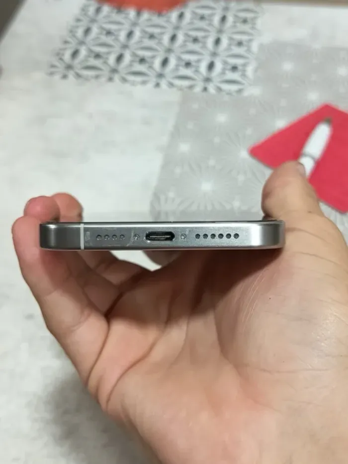 iPhone 15 Pro Max argenté - photo numéro 3