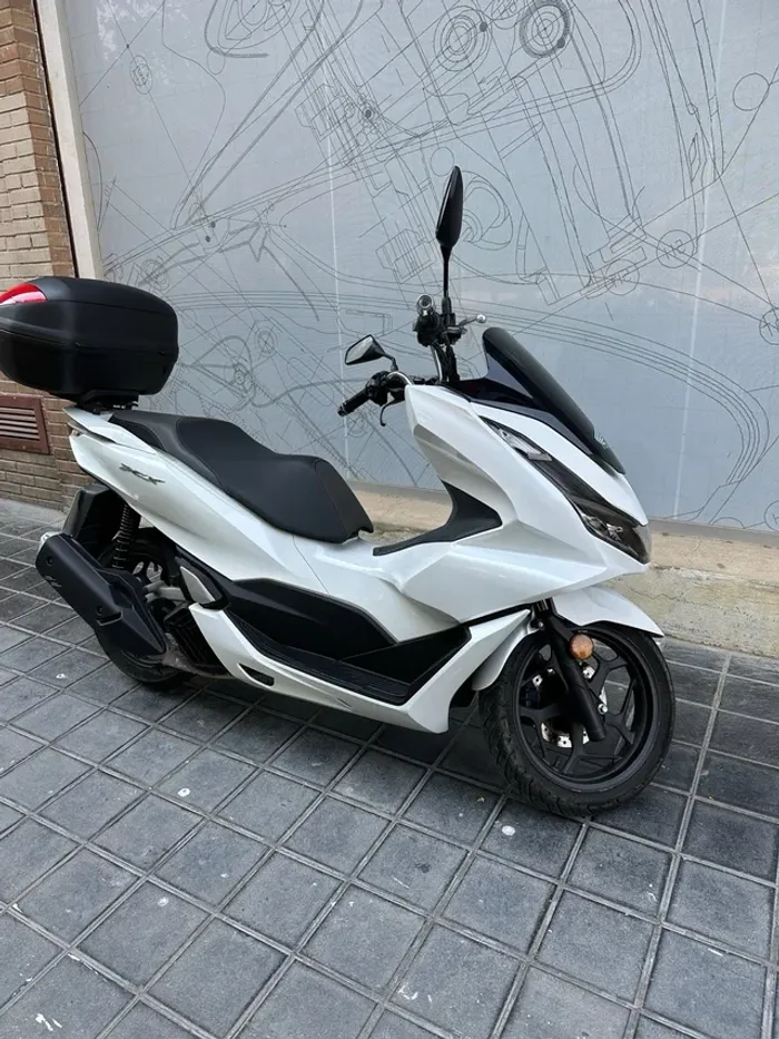 Moto _Honda_ PCX_ 125_ cm³ . - photo numéro 4
