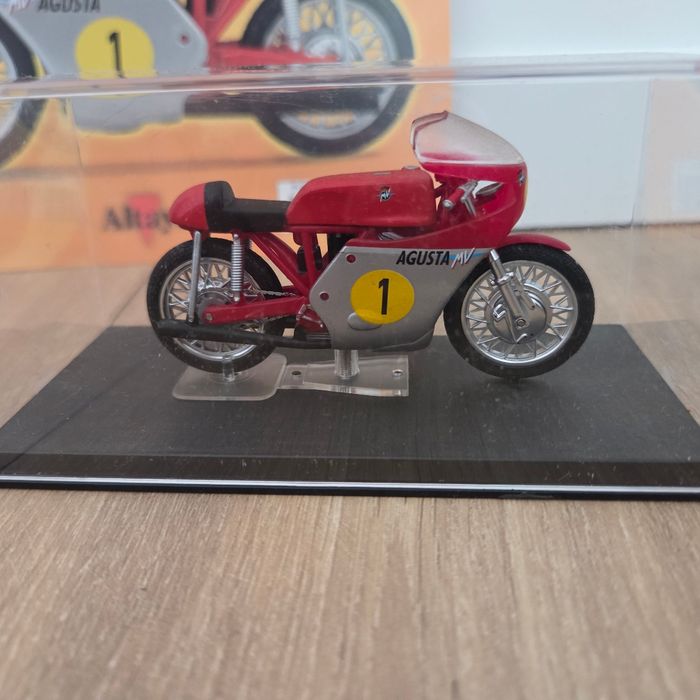 Moto 1:24 avec socle, vitrine et fascicule - photo numéro 2
