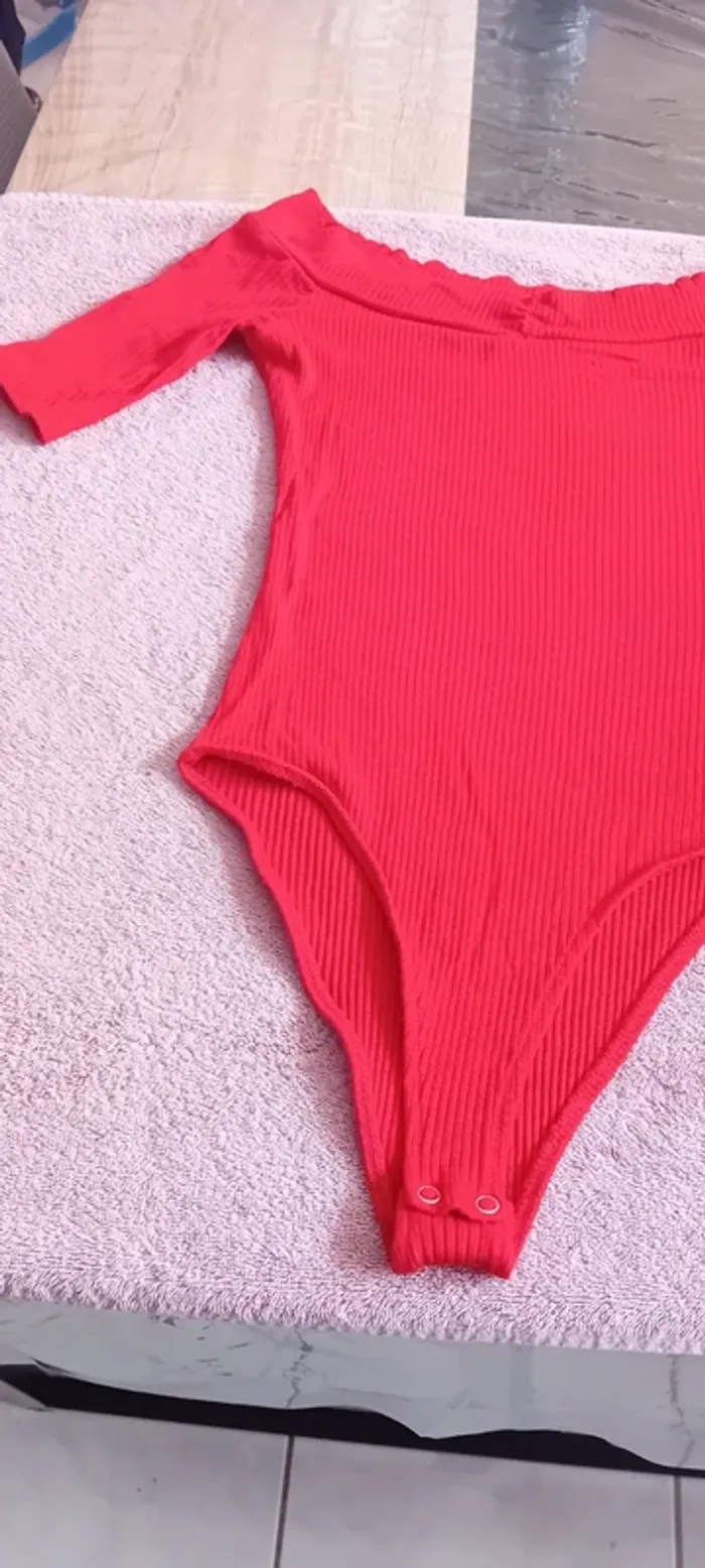 Superbe bodie bershka taille 36 rouge en parfait état - photo numéro 6