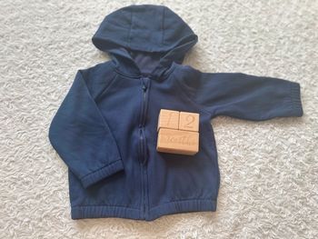 Gilet avec capuche bleu marine 12 mois