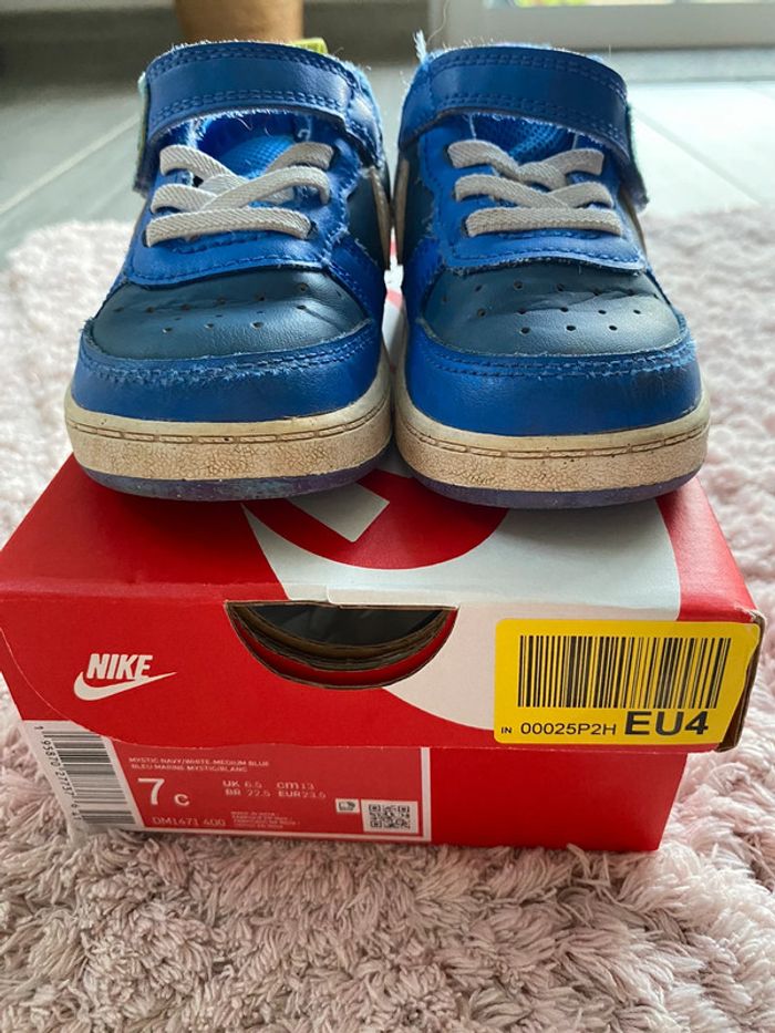 Baskets Nike taille 23,5 - photo numéro 3