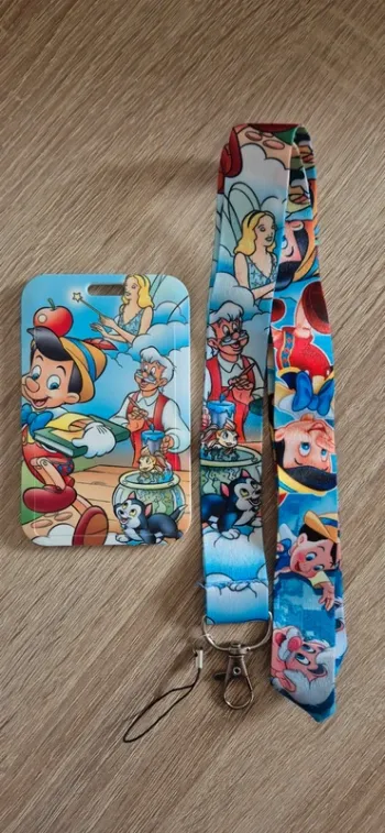Porte carte d'identité Pinocchio avec lanière fantaisie.