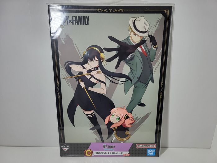Banpresto Spy X Family Ichiban Kuji C Affiche Rigide Loid, Anya, Yor 40x30CM