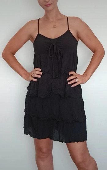 Petite robe noire volantées décolletée taille 38