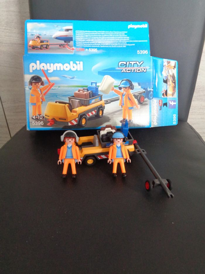 Agent avec tracteur a bagages city action playmobil 5396