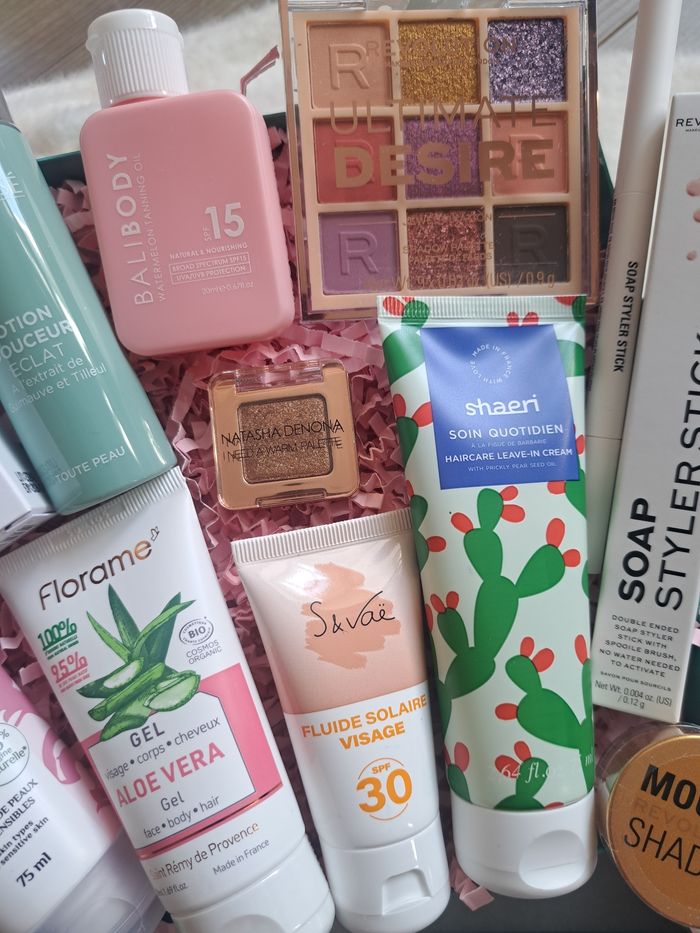 Lot box de produits dans un coffret 🎁
Maquillage soins visage et corps neufs. - photo numéro 4