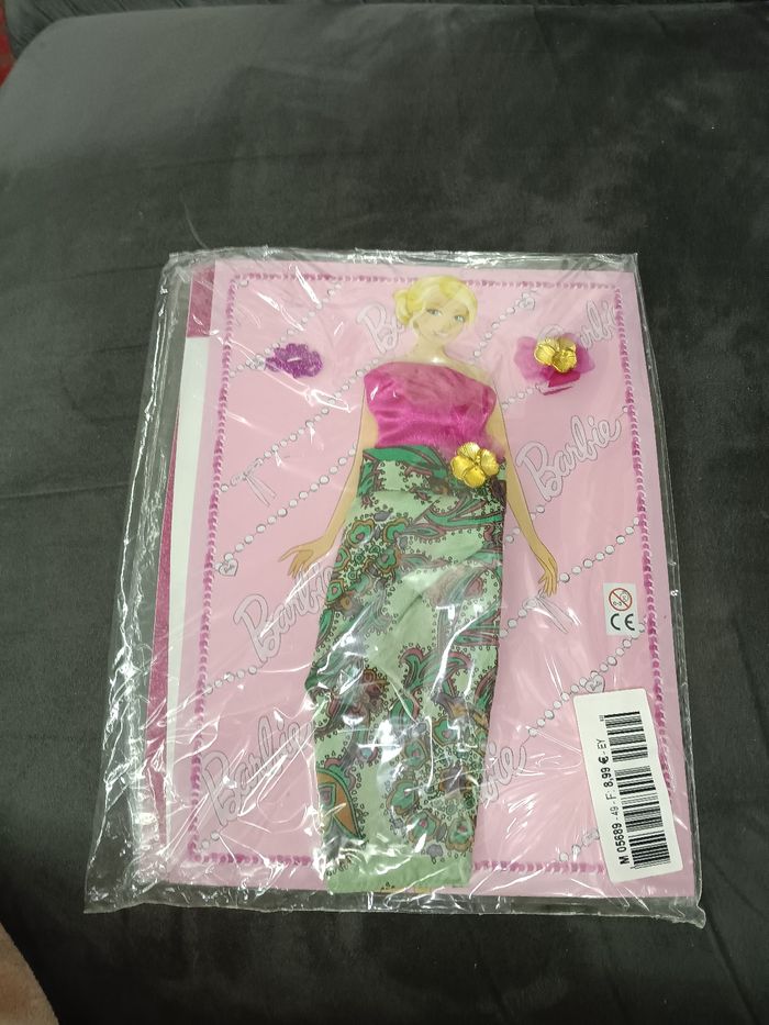 Tenue de mes voyages barbie et livre neuf - photo numéro 2