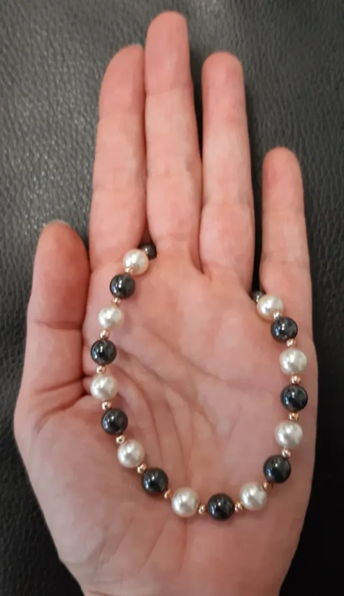 Très beau collier vintage en perles d'hematite noires, perles blanches et perles dorées LMJ - photo numéro 4