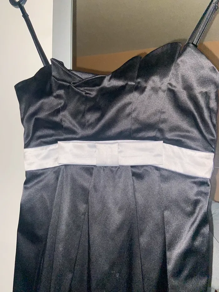 Robe de soirée noir et noeud gris - photo numéro 2