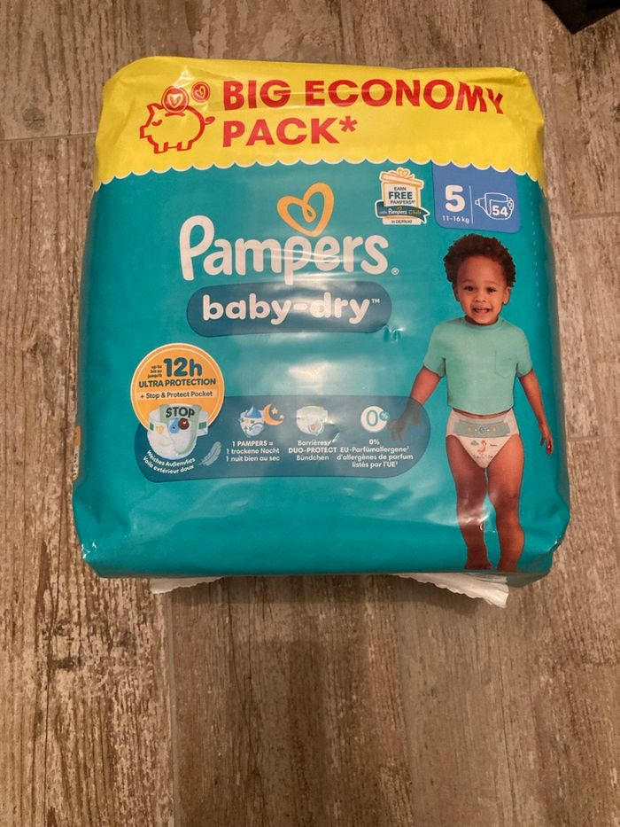 Couches Pampers baby dry taille 5