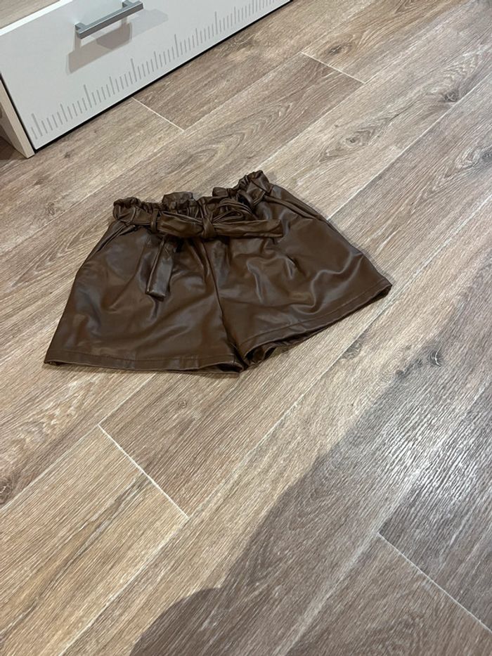Short en similicuir 8/ 10 ans