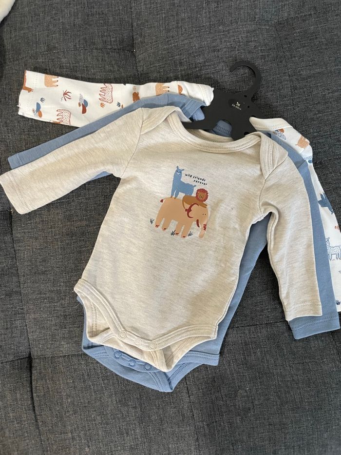 Lot 4 bodys neuf 1 mois