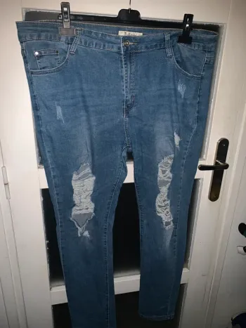 Jean troué taille 50